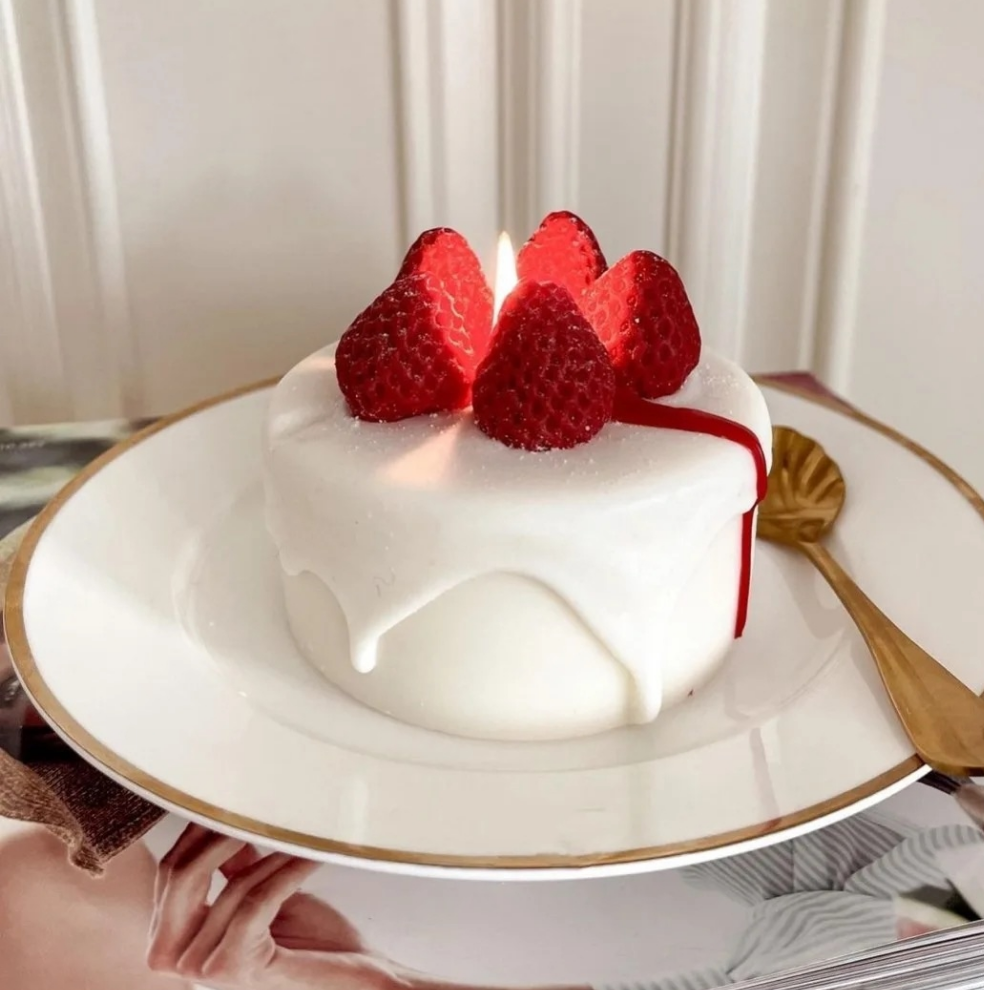 Strawberry Cake Candle شمعة كعكة الفراولة